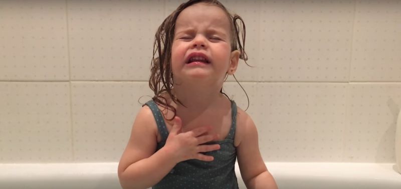 Эта маленькая артистка отыграла концерт прямо в ванной. Песня Тины Кароль в ее интерпретации – что-то невероятное!